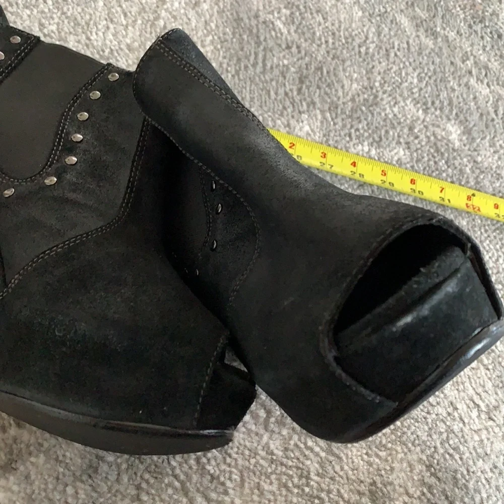 Joes jeans black suede open toe wedges